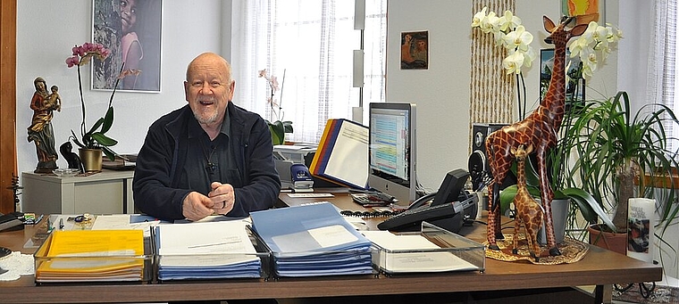 Bruder Werner in seinem Zimmer: «Ich mag Souvenirs – Die Giraffen sind aus Afrika.» . jpi)