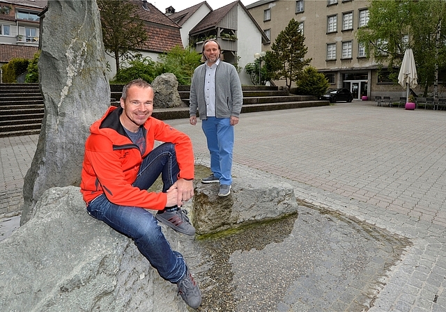 Roger Brogli (l.) und Konrad «KinoKoni» Schibli laden ab dem 12. Juli zum Open Air Kino auf den Platz der Begegnung. (Bild: ZVG)