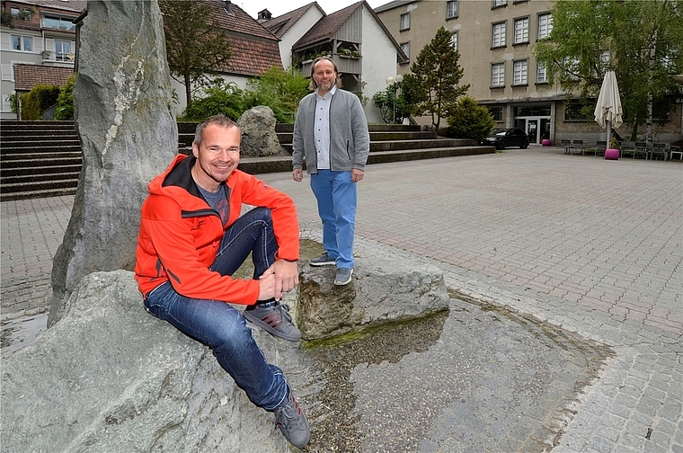 Roger Brogli (l.) und Konrad «KinoKoni» Schibli laden ab dem 12. Juli zum Open Air Kino auf den Platz der Begegnung. (Bild: ZVG)