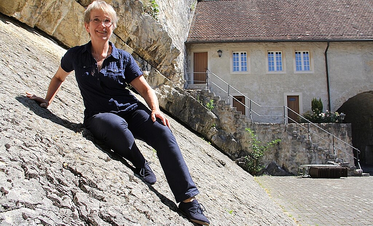 Käthi Vögeli freut sich über die etwas andere Bühne des Schlosshofes Falkenstein in Niedergösgen. (Bild: mim)