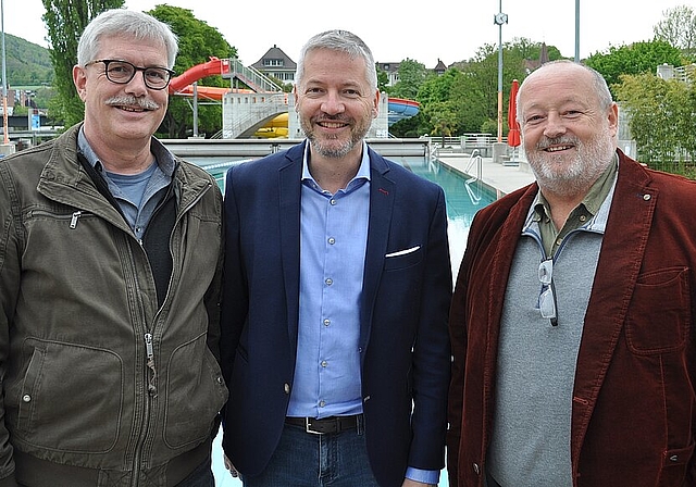 Zufrieden mit dem neuen Schwimmbecken (v.l.): Urs Kissling (Leiter Tiefbau), Stadtrat Thomas Marbet und Chefbademeister Thomas Müller. (Bild: A. Strähl)