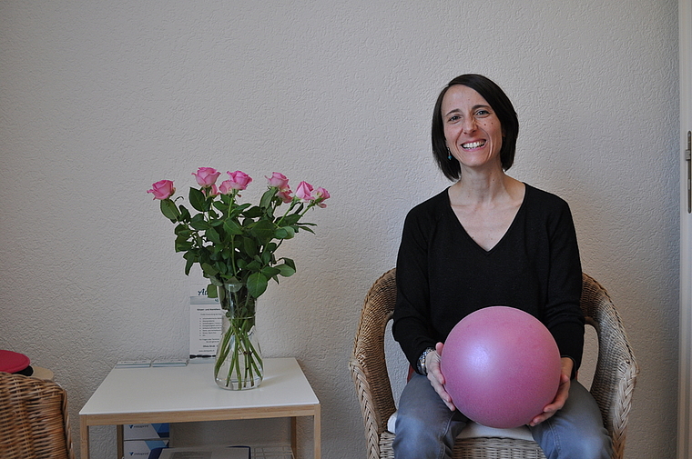 In ihrer liebevoll eingerichteten Praxis konzentriert sich Olivia Strub voll und ganz auf ihre Patienten. (Bild: B. Beyeler)