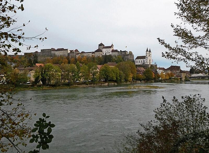 Das historische Aarestädtchen Aarburg mit der imposanten Festung und der reformierten Kirche. (Bilder: Hans Himmelreich)