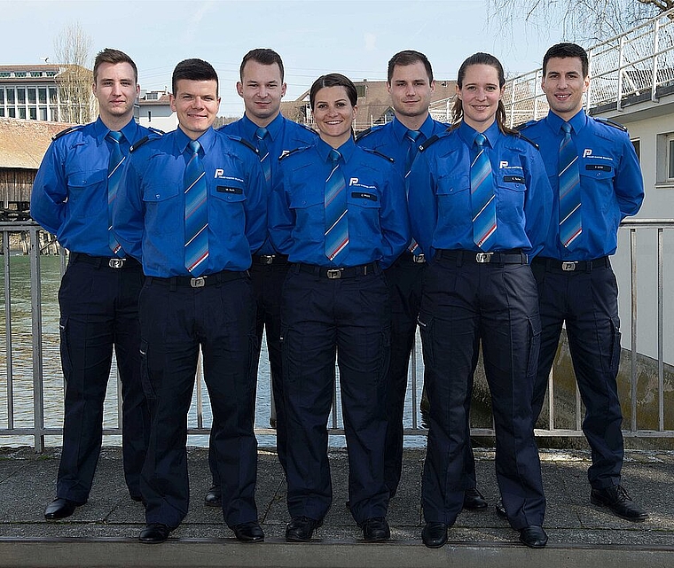 Die Polizei-Ausbildung erfolgreich bestanden haben (v.l.): Keven Glanzmann, Marco Roth, Marco Rytz, Chantal Marti, Patrick Kohler, Katja Tschan und Philipp Schär. (Bild: ZVG)