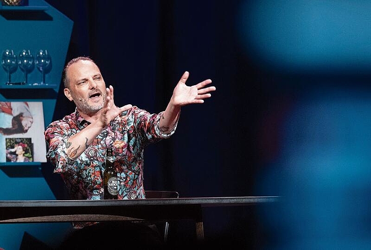 Dominic Deville, Preisträger des Salzburger Stiers 2023, wird den Galaabend am 3. Mai 2024 moderieren. (Bild: Patrick Lüthy)