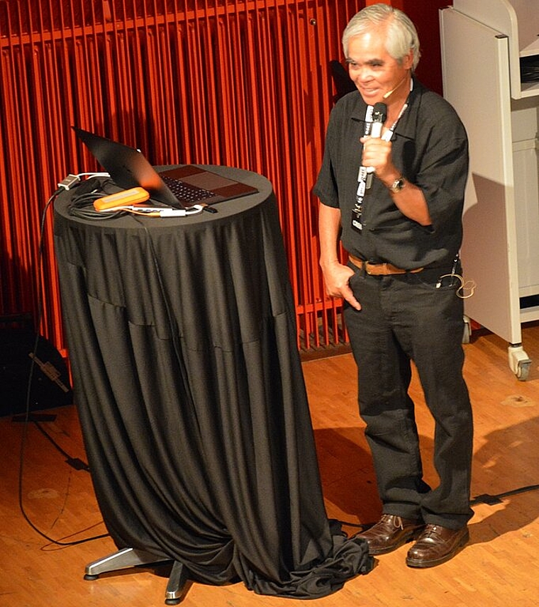 Fotograf Nick Ut liess das Publikum am Augenblick teilhaben, während dem er sein weltberühmtes Bild «Napalm-Girl» schoss. (Bild: vwe)