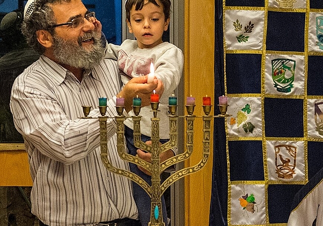 Während Chanukka wird jeden Abend eine neue Kerze des Chanukka-Leuchters angezündet und ein kurzes Gebet gesprochen. Ein ähnliches Ritual wie beim christlichen Adventskranz. (Bild: Oliver Minzloff)