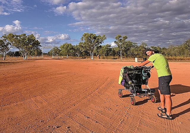 Fotograf Christian Zimmermann lief ganze 3’059 Kilometer zu Fuss mit dem Einkaufswagen durch Australien. (Bild: ZVG)