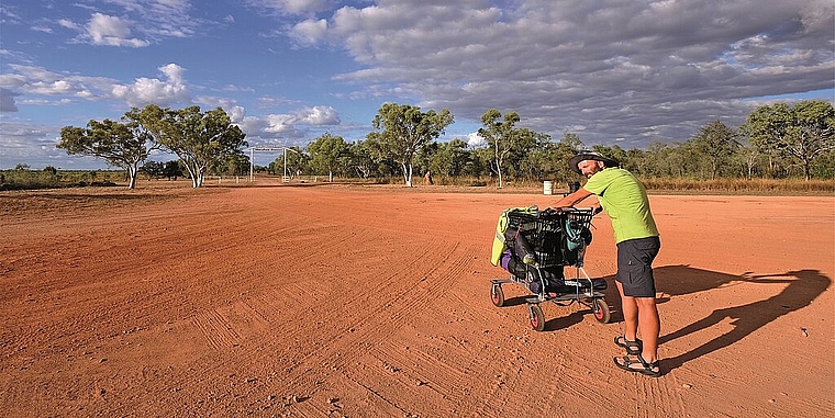 Fotograf Christian Zimmermann lief ganze 3’059 Kilometer zu Fuss mit dem Einkaufswagen durch Australien. (Bild: ZVG)