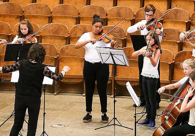 Regula Anderes dirigiert das Jugendorchester «AlPunto» anlässlich der Streicher-Matinée 2018. (Bild: ZVG)