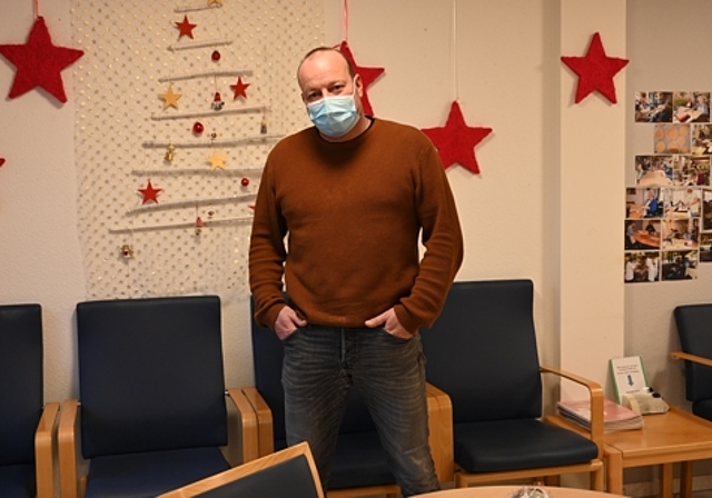 Der besorgte Heimleiter Matthias Christ versucht trotz der schwierigen Umstände auch dieses Jahr für die Bewohner des Ruttigers eine weihnächtliche Atmosphäre zu schaffen. (Bild: Denise Donatsch)
