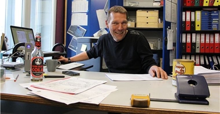 Oliver Krieg in seinem Büro im Obergeschoss der Schützi mit Blick auf den Vorplatz und die Altstadt. mim)