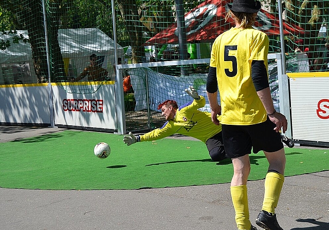 Fussball-Plausch vor der Schützi beim Multikulti-Streetsoccer-Turnier. (Bild: ZVG)