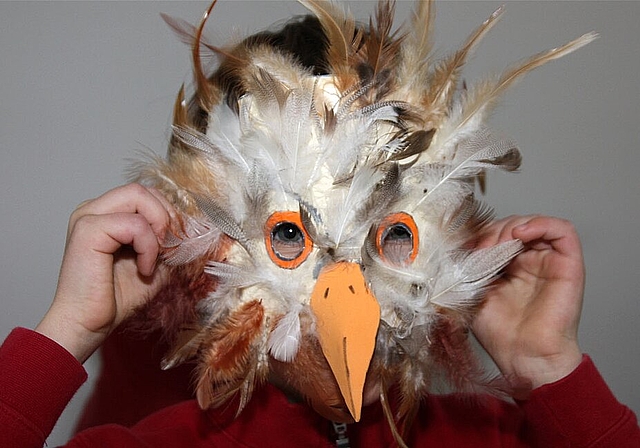 Mit der selbst gebastelten Maske macht die Fasnacht noch mehr Spass. (Bild: ZVG)