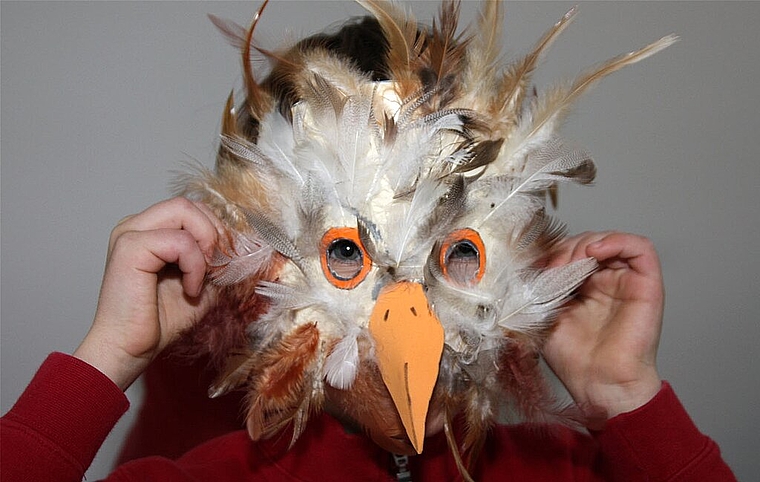 Mit der selbst gebastelten Maske macht die Fasnacht noch mehr Spass. (Bild: ZVG)