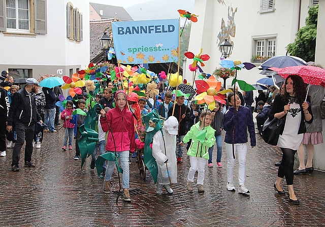 Der Festumzug am Sonntagmorgen findet bei jeder Witterung statt, doch es bleibt zu wünschen, dass sich Petrus nach dem regenreichen Umzug im Jahr 2017 heuer gnädig zeigen wird. (Bild: mim)
