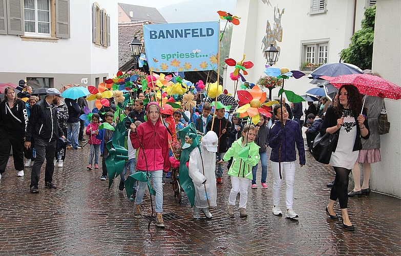 Der Festumzug am Sonntagmorgen findet bei jeder Witterung statt, doch es bleibt zu wünschen, dass sich Petrus nach dem regenreichen Umzug im Jahr 2017 heuer gnädig zeigen wird. (Bild: mim)
