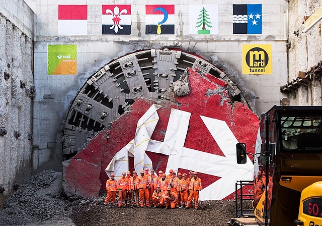 Die Mineure feierten den historischen Moment des Durchstichs. (Bild: SBB CFF FFS)