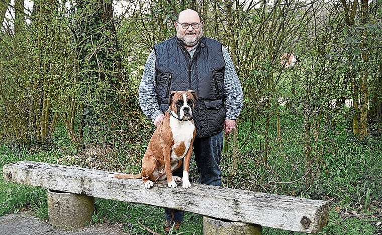 Immer als Team unterwegs und startklar fürs allwöchentliche Training: Präsident Andreas Coldebella und seine vierjährige Boxerhündin Kyra. (Bild: Denise Donatsch)