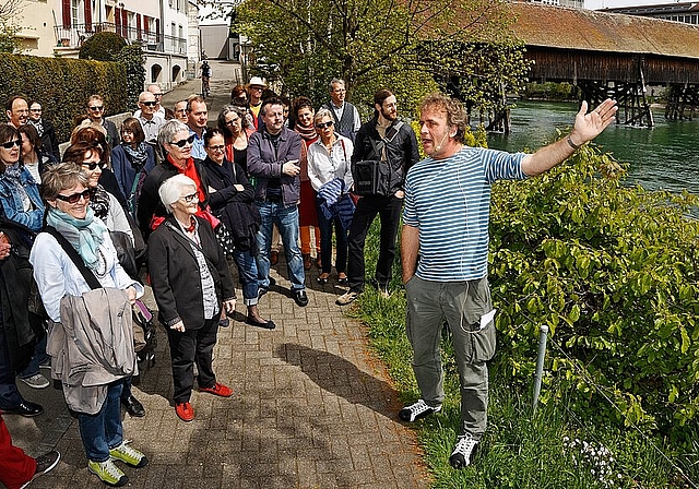 Bei der Eröffnung des Schweizer Schriftstellerweges führte Alex Capus sogar höchstpersönlich durch die Stadt. (Bild: ZVG)