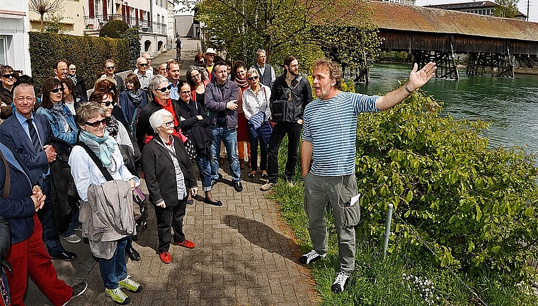 Bei der Eröffnung des Schweizer Schriftstellerweges führte Alex Capus sogar höchstpersönlich durch die Stadt. (Bild: ZVG)