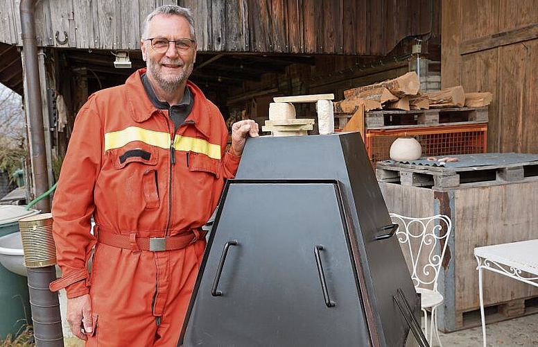 Beim Brennen an einem seiner Öfen trägt der frühere Feuerwehrangehörige Matthias Weidmann jeweils einen Hitzeschutzanzug. (Bilder: Achim Günter)