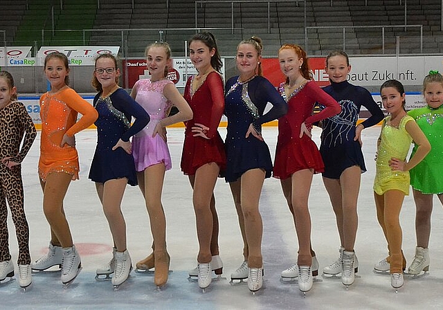 Die SEV-Läuferinnen, darunter Elena Biedermann (zweite v.r.), müssen sich gedulden. Sie können ihre Küren leider erst an der auf den Oktober verschobenen Eisgala zeigen. (Bild: ZVG)