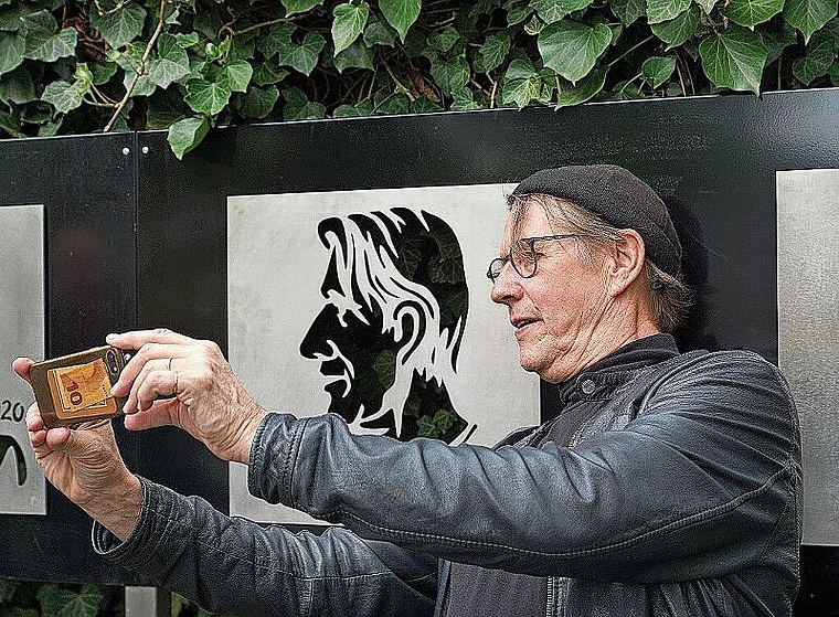 Kabarettist und Satiriker Andreas Rebers verewigt sich und sein Konterfei auf der Ehrentafel am Quai Cornichon auf einem Selfie. (Bild: Achim Günter)