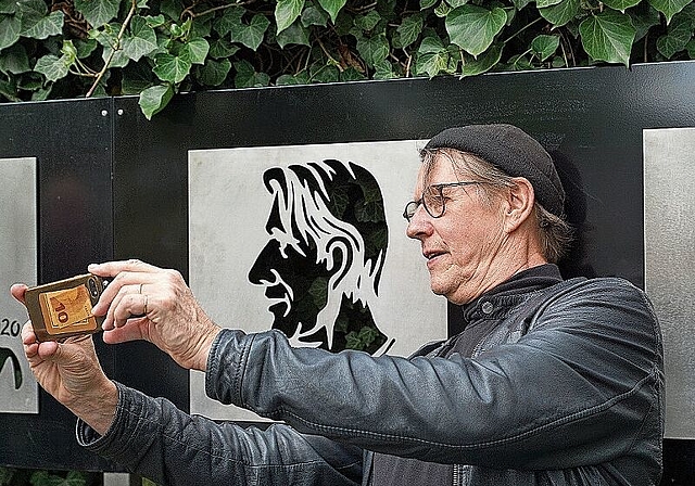Kabarettist und Satiriker Andreas Rebers verewigt sich und sein Konterfei auf der Ehrentafel am Quai Cornichon auf einem Selfie. (Bild: Achim Günter)
