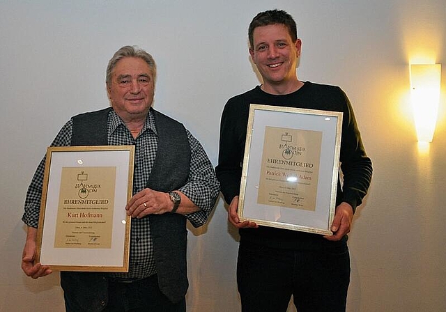 Kurt Hofmann und Patrick Weibel-Adam wurden für ihre je 20-jährige aktive Mitgliedschaft bei der Stadtmusik Olten zu Ehrenmitgliedern ernannt. (Bild: ZVG)