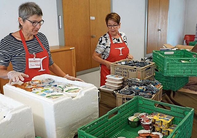 Die im Pfarreiheim ankommenden Lebensmittel müssen sortiert und portioniert werden. (Bild: Achim Günter)