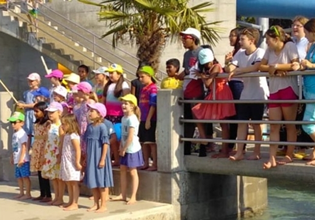 Der Kinder- und Jugendchor sang kürzlich in der Oltner Badi. (Bild: ZVG)