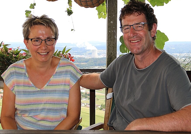 Annette und Stefan Bernhard, das Schlosswart-Ehepaar vom Wartenfels, schwärmt von den intensiven Wetterstimmungen hoch über Lostorf. (Bild: mim)
