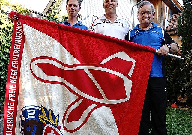 Glückliche Gewinner auf dem Sieger- treppchen (v.l.): Marius Langenegger aus Hochdorf (Silber), Beat Heini aus Balsthal (Gold) (Schweizer Meister 2018) und Fridolin Wicki aus Emmenbrücke (Bronze). (Bild: ZVG)