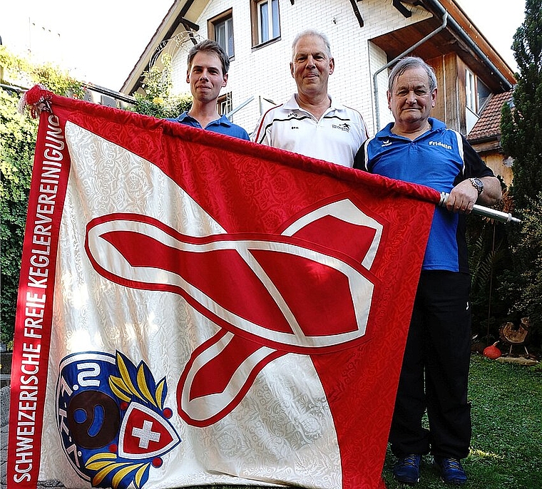 Glückliche Gewinner auf dem Sieger- treppchen (v.l.): Marius Langenegger aus Hochdorf (Silber), Beat Heini aus Balsthal (Gold) (Schweizer Meister 2018) und Fridolin Wicki aus Emmenbrücke (Bronze). (Bild: ZVG)