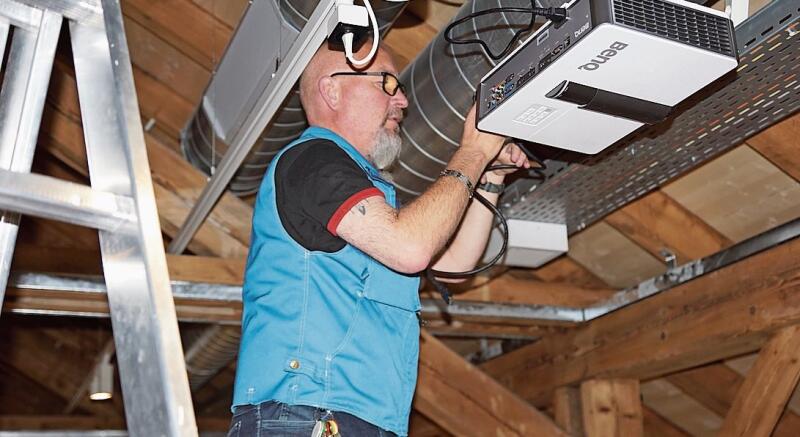 Haustechniker Remo Leuenberger war stark gefordert beim Aufbau der Ausstellung.