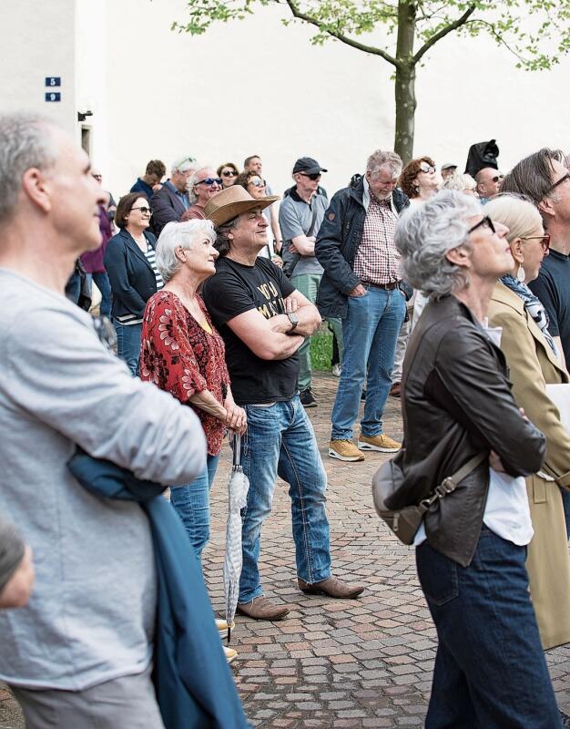 Das Publikum im Bann der Rednerin.