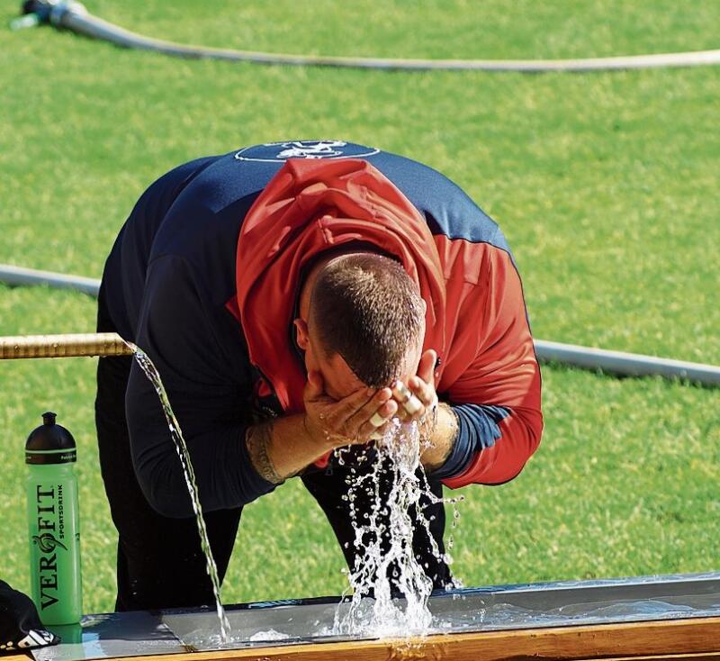 Das Ritual am Brunnen: Wasser war am Sonntag ein begehrtes Gut – bei den Schwingern ebenso wie beim Publikum, zum Trinken genauso wie zum Abkühlen.