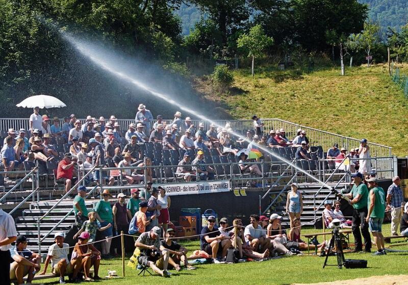 Willkommene Dusche: Der Feuerwehrschlauch wird gegen das Publikum gerichtet.