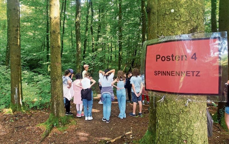 An insgesamt zehn Posten wurden verschiedene Waldthemen behandelt. (Bilder: ZVG)