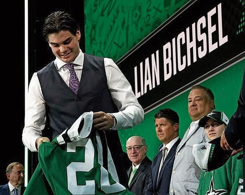 Grosser Moment: Lian Bichsel erhält das Trikot der Dallas Stars.