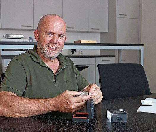 Peter Salzmann hält das Belegexemplar in Ehren. (Bild: Achim Günther)