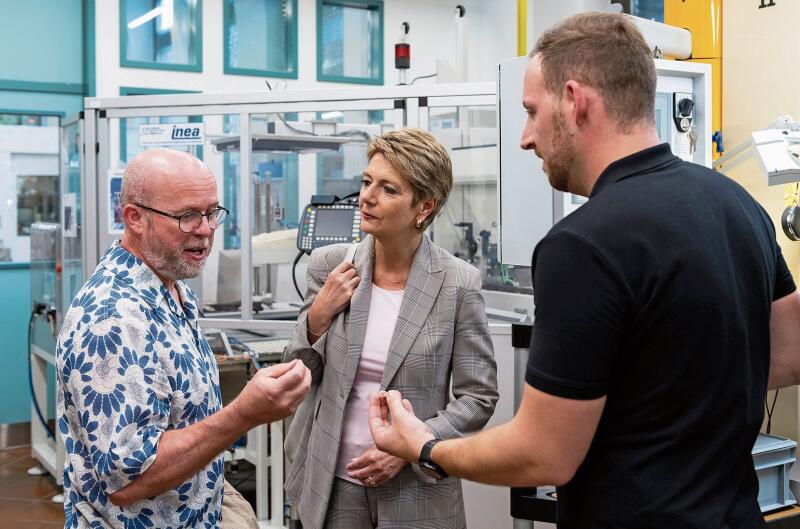 «Ein sehr spezieller Moment für mich.» Peter Salzmann freut sich mit Bundesrätin Karin Keller-Sutter und Jan Niklas Betz, Stellvertretender Geschäftsleiter/Leiter Marketing und Verkauf bei Swissmint (v.l.). (Bild: Roman Burri)