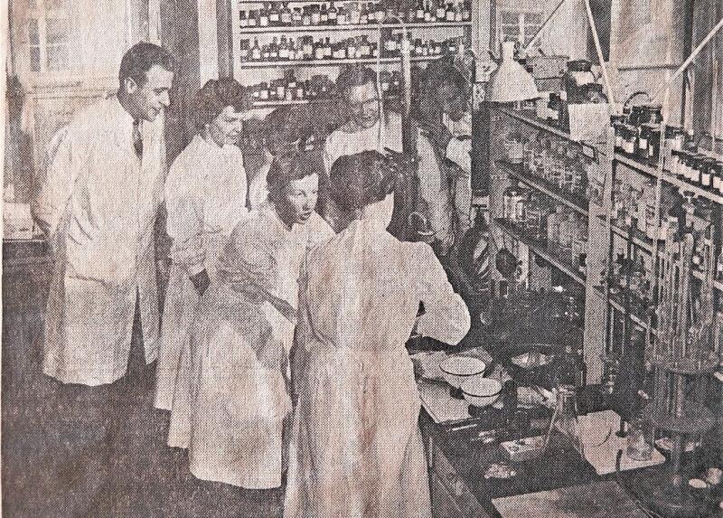 In ihrem Labor an der Uni Basel, verfolgt Professorin Irma Tschudi-Steiner (zweite von rechts) am Transistorradio die Bundesratswahl vom 17. Dezember 1959. (Bild: ZVG)
