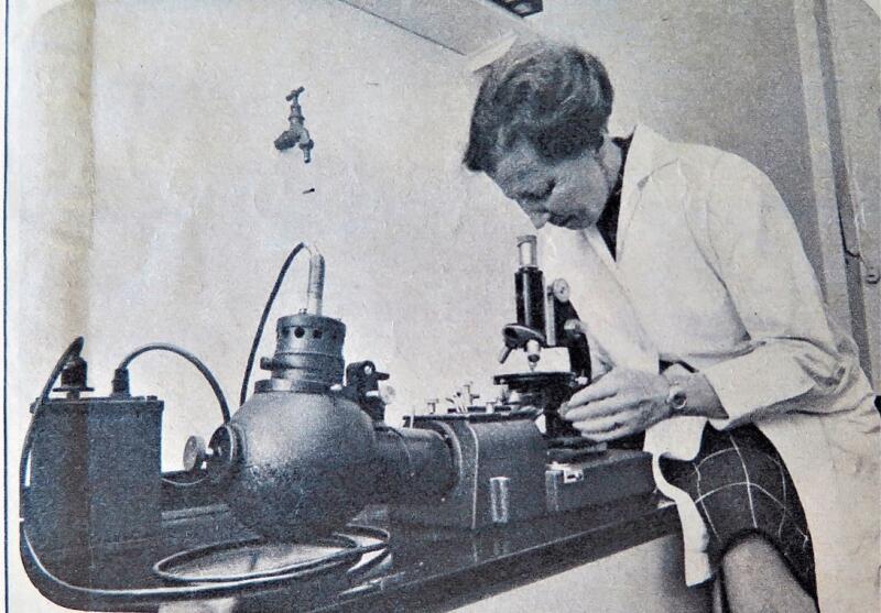 Professorin Irma Tschudi-Steiner an der Arbeit in ihrem Labor am Fluoreszenz-Mikroskop (1965). (Bild: ZVG)