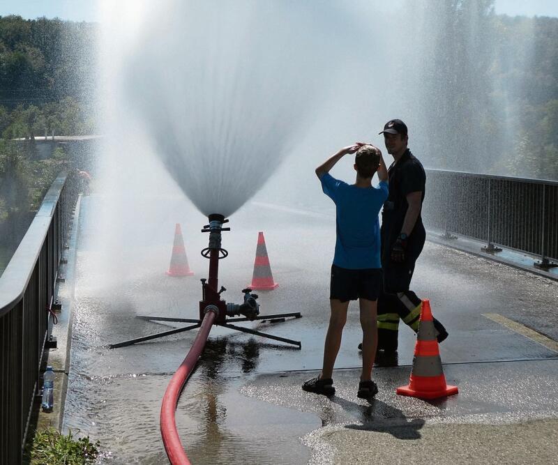 Beliebter Platz beim Ferienpass: Fontäne mit Aarewasser. (Bild: Hans Himmelreich)