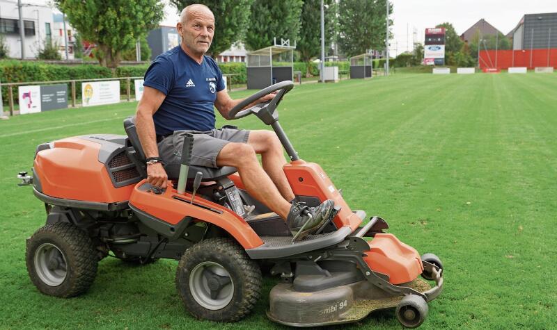 Willi Hänggi war beim FC Hägendorf lange Jahre Spieler, später nimmermüder Helfer oder Klubhauswirt – derzeit amtet er als Platzwart. (Bilder: Achim Günter)