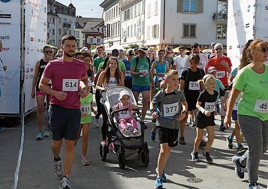 Beim Massenstart heisst es Geduld haben, bis sich der Stau auflöst.