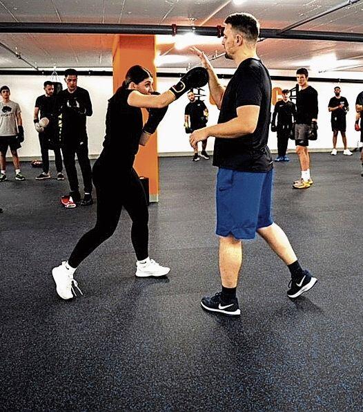 So wirds gemacht: Frauen-Trainerin Lalita Kqira und Fuat Zenuni bei einer Übung im Boxkeller. (Bild: Marwan El Omami)