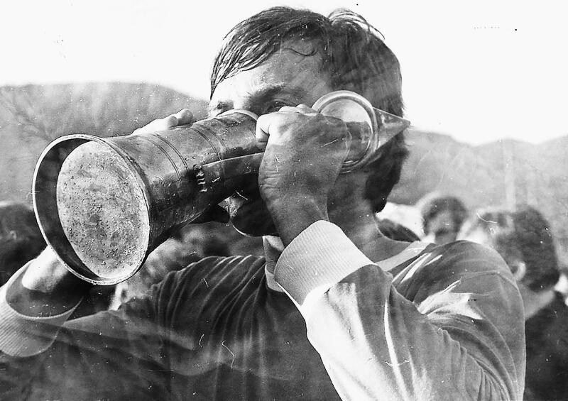 Meisterlicher Schluck: 1973 konnte Stephan Kellerhals mit Hägendorf den erstmaligen Aufstieg in die 3. Liga feiern. (Bild: ZVG)